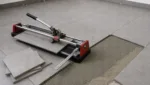 Bodenfliesen zuschneiden und verlegen: Schritt-fuer-Schritt mit dem Fliesenschneider