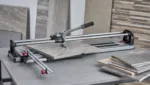 Fliesenschneider fuer Natursteinfliesen: Spezielle Funktionen und robuste Geraete